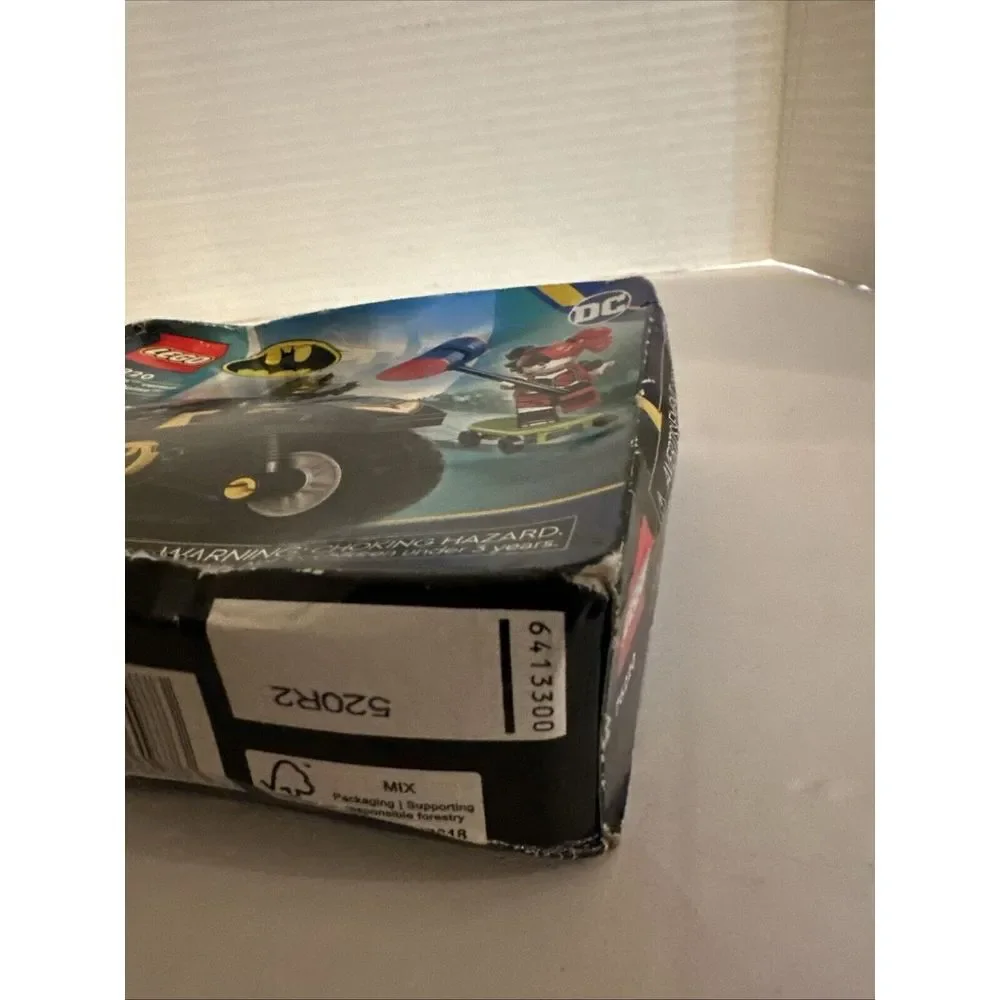 LEGO SUPER HEROES BATMAN VERSUS HARLEY QUINN SET NUMBER (76220) NEW WITH DAMAGE!